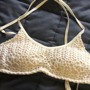 Swimsuit top with pad